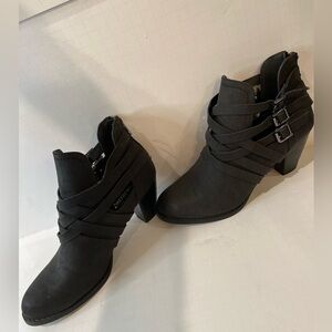 ShoeDazzle~Matte Black Faux Leather Criss Cross Strap Buckle Ankle Boot~Size 8.5